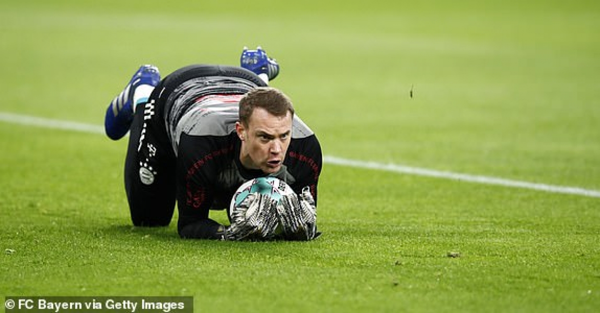 Thủ môn Neuer khởi động trước giờ G. (Ảnh: Getty).