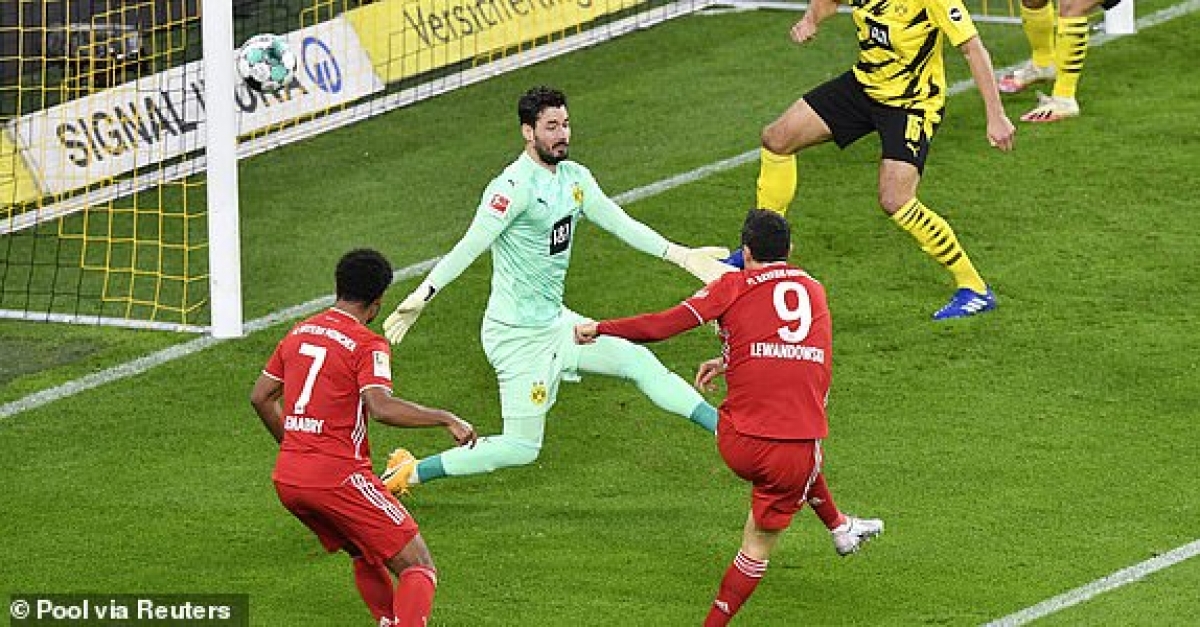 VAR từ chối bàn thắng của Lewandowski. (Ảnh: Reuters).