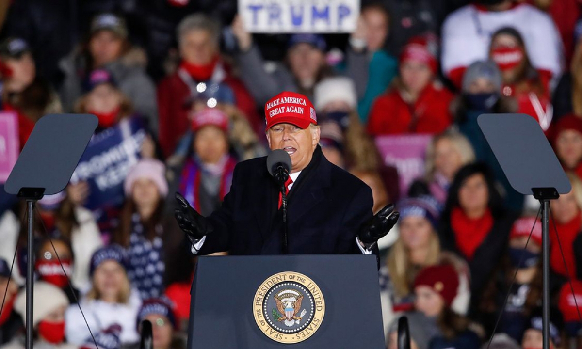Tổng thống Trump tại sự kiện tranh cử ở Grand Rapids, bang Michigan ngày 2/11. Ảnh: Bloomberg