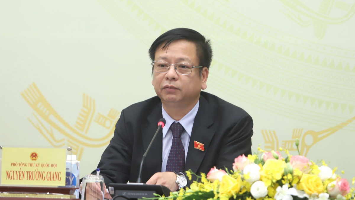 Ông Nguyễn Trường Giang trả lời báo chí tại họp báo