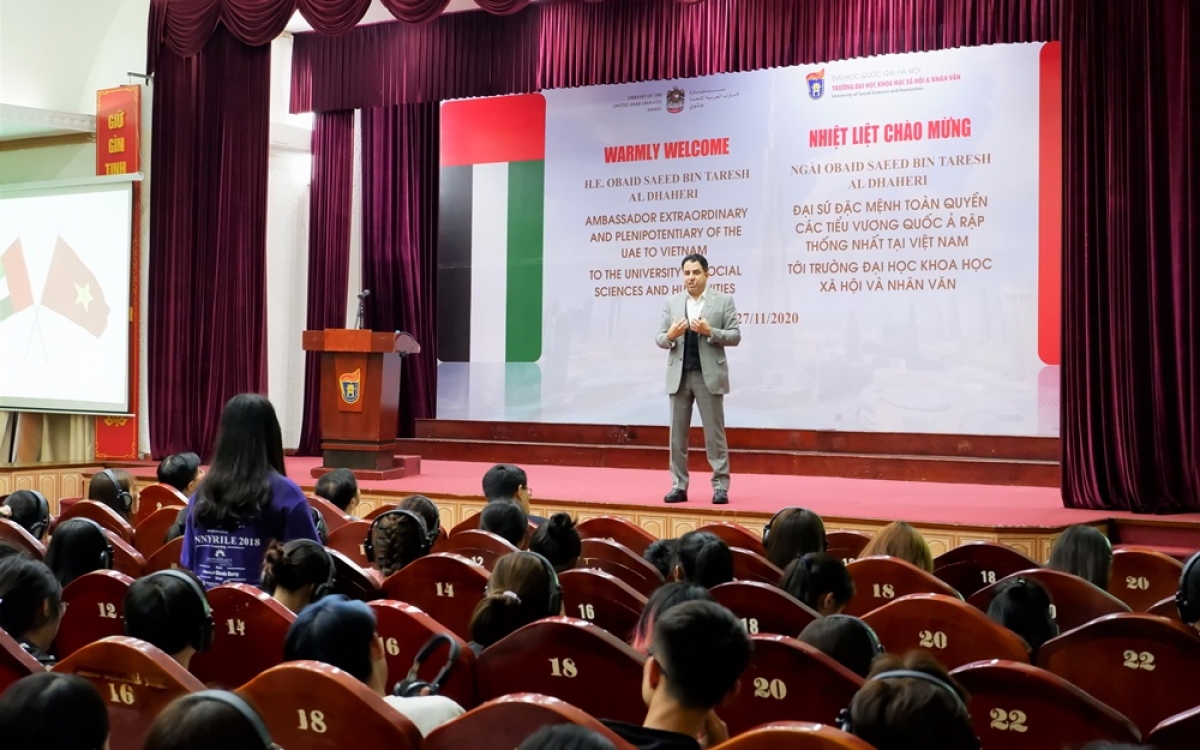 Đại sứ UAE phát biểu trước các sinh viên Đại học khoa học xã hội và nhân văn Hà Nội. (Ảnh do Đại sứ quán UAE tại Việt Nam cung cấp)