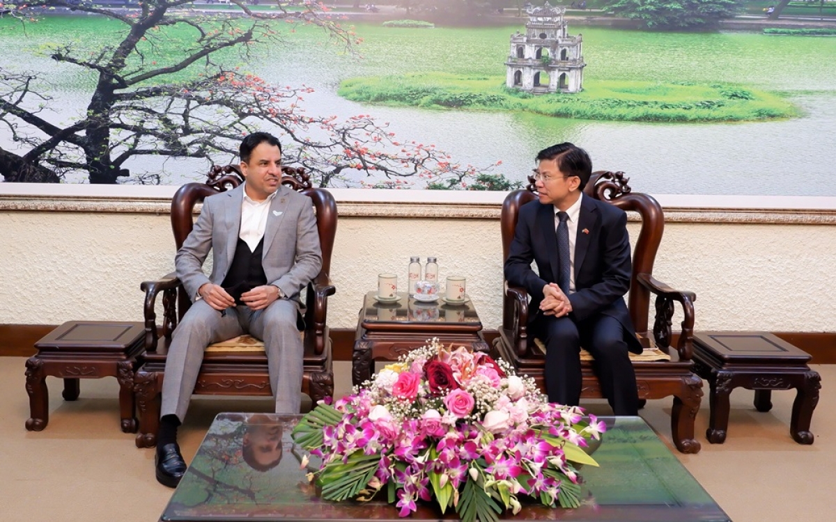 Phó Hiệu trưởng Hoàng Anh Tuấn (bìa phải) tiếp Đại sứ UAE AlDhaheri. (Ảnh do Đại sứ quán UAE tại Việt Nam cung cấp)