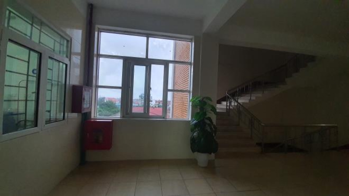 Khu vực bệnh nhân H. nhảy xuống đất tự tử. (Ảnh: Ngân Hà)