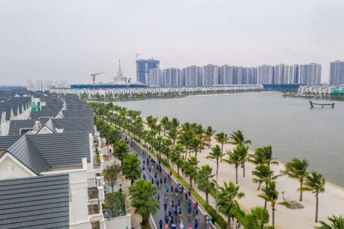 Đại lộ 52m kế bên Đại học tinh hoa VinUni, đường Hải Âu chạy dọc hồ Ngọc Trai và biển hồ nước mặn lớn thứ 6 thế giới là những cung đường “cưa đổ” các tín đồ chạy bộ tại Vinhomes Ocean Park