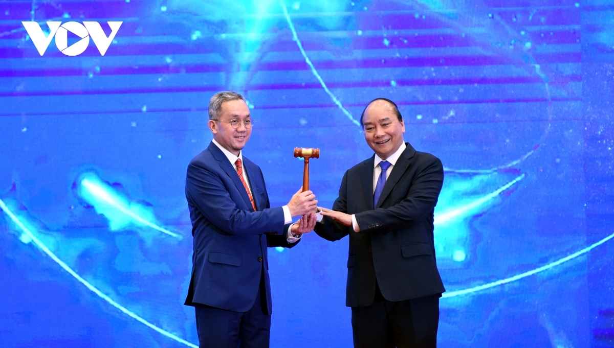 Thủ tướng Nguyễn Xuân Phúc trao chiếc búa Chủ tịch ASEAN 2021 cho Đại sứ Brunei tại Việt Nam.