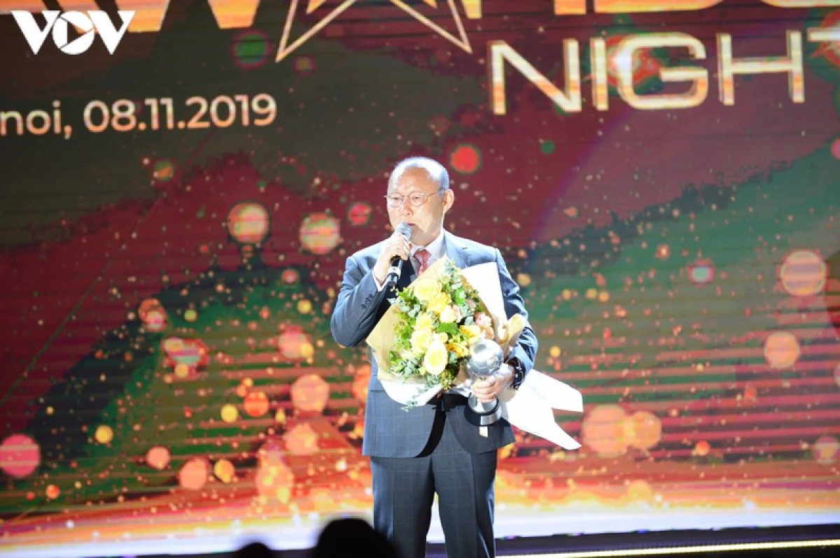 HLV Park Hang Seo nhận danh hiệu HLV xuất sắc nhất ở AFF Awards 2019. (Ảnh: Dương Thuật).