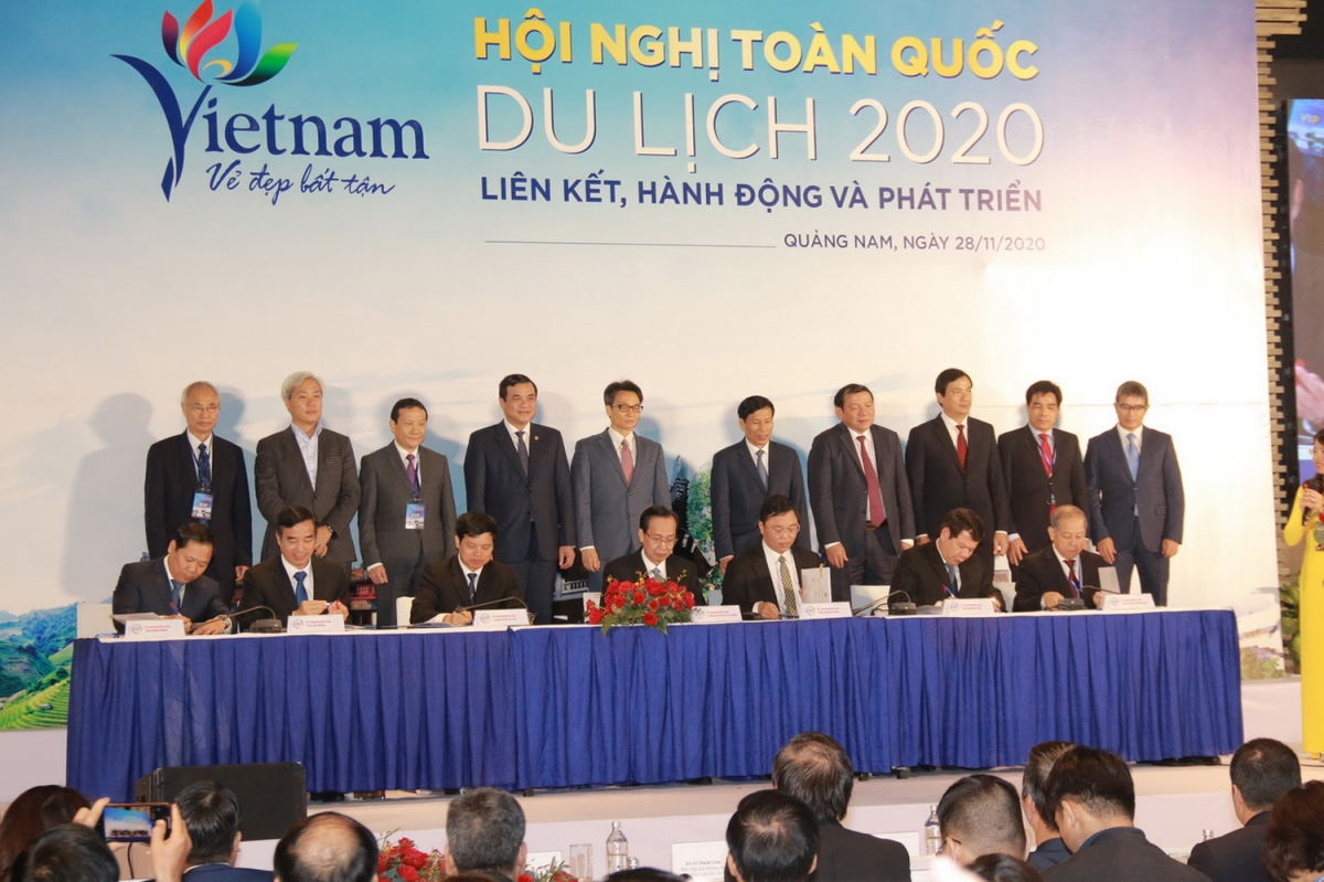 Thành phố Hà Nội, thành phố Hồ Chí Minh và 5 tỉnh, thành phố vùng kinh tế trọng điểm miền Trung ký kết hợp tác liên kết phát triển du lịch.