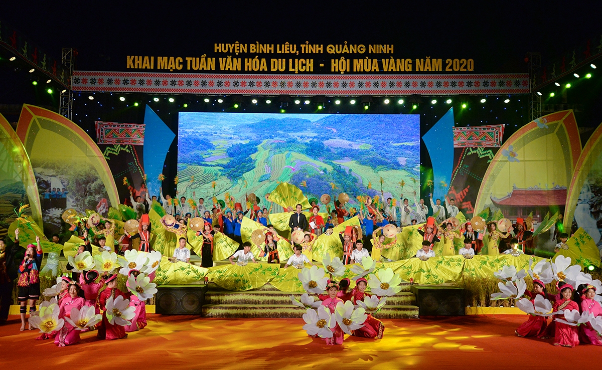 Lễ khai mạc Tuần Văn hóa Du lịch - Hội Mùa vàng Bình Liêu tái hiện những nét đặc sắc của thiên nhiên và con người nơi đây.