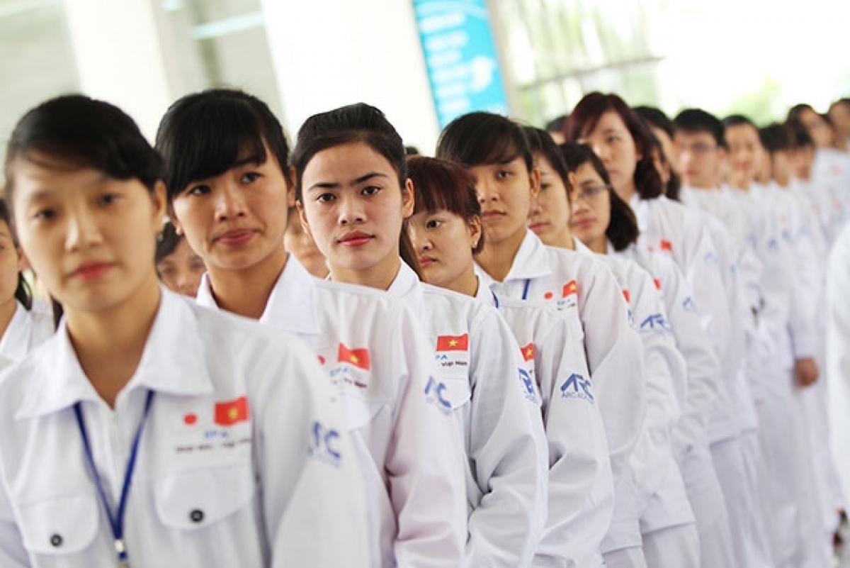 Luật Người lao động Việt Nam đi làm việc tại nước ngoài theo hợp đồng lao động (sửa đổi) vừa được thông qua có nhiều quy định giảm chi phí cho lao động khi đi XKLĐ. (Ảnh minh họa)
