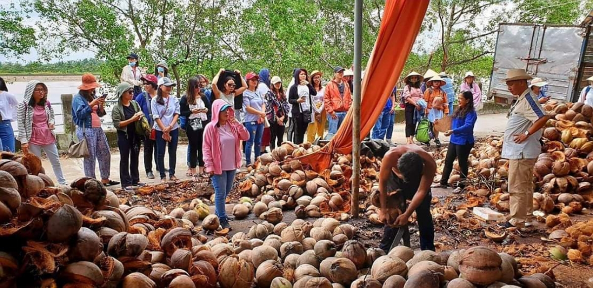Du khách tham quan cơ sở làm dừa tại Tam Hiệp (huyện Bình Đại, Bến Tre). Nguồn: Mekong Travel