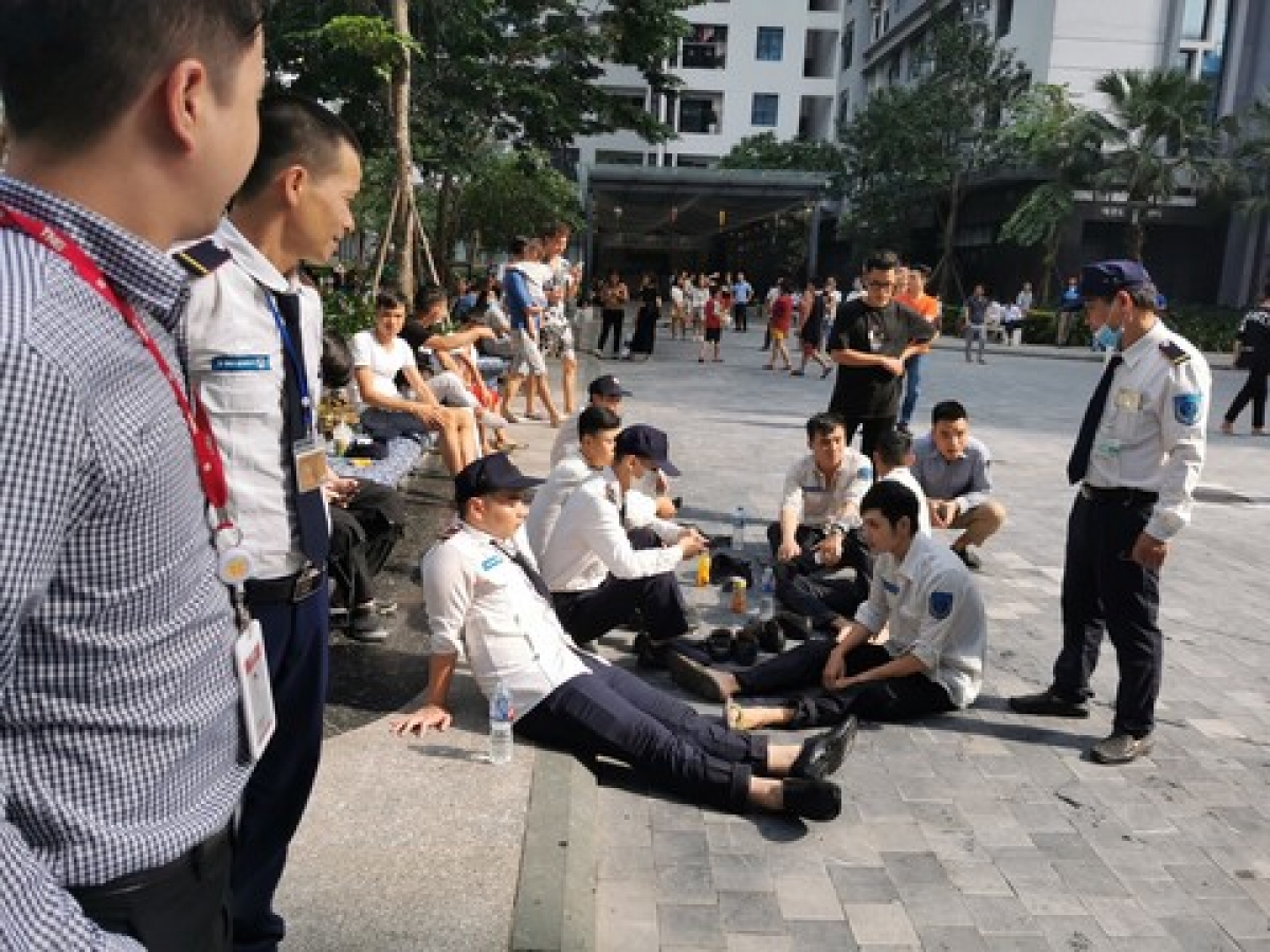 Nhóm bảo vệ đã phá cửa vào trong khống chế đám cháy.