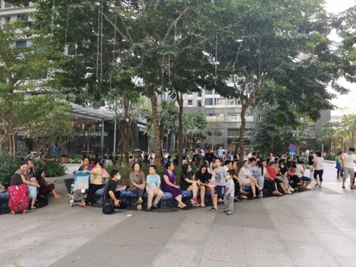 Cư dân chạy xuống đất khi hỏa hoạn xảy ra.