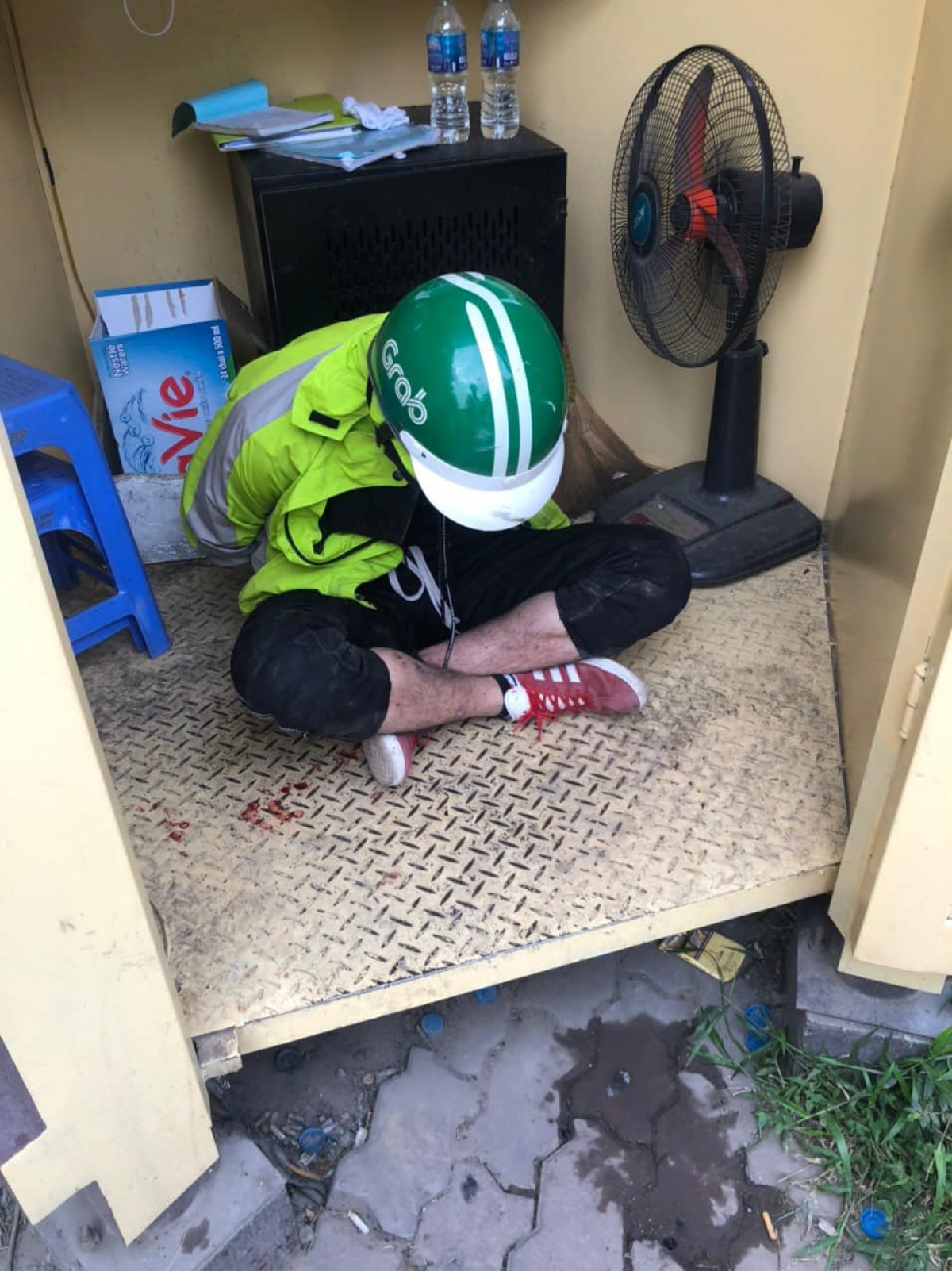 Tên cướp bị bắt về chốt CSGT