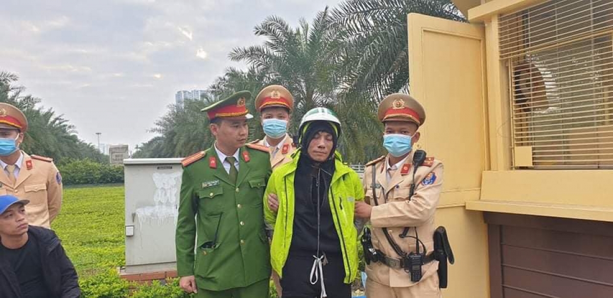 Lực lượng cảnh sát bắt giữ tên cướp manh động dùng hung khí tấn công người truy đuổi.