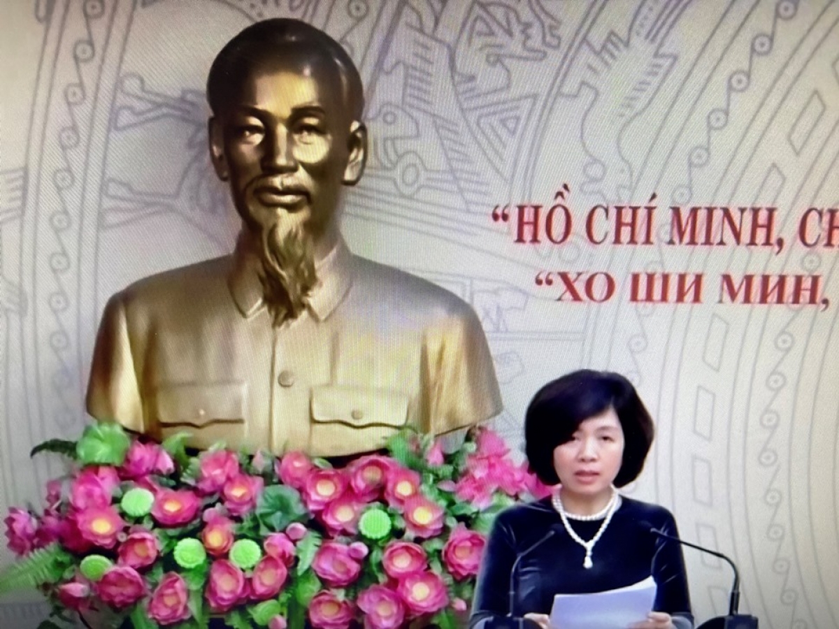 Bà Nguyễn Thị Hoàng Vân, Phó trưởng Ban Đối Ngoại Trung ương, phát biểu từ đầu cầu Hà Nội.