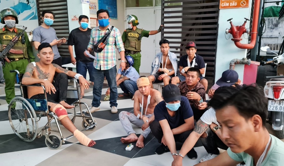 Số thanh niên trên xe 16 chỗ bị thương sau vụ việc.
