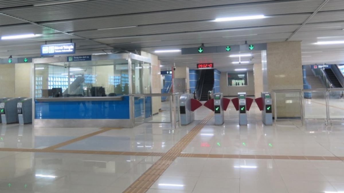 Các biển chỉ dẫn tại ga, trên tàu được dùng bằng song ngữ tiếng Việt và Anh.