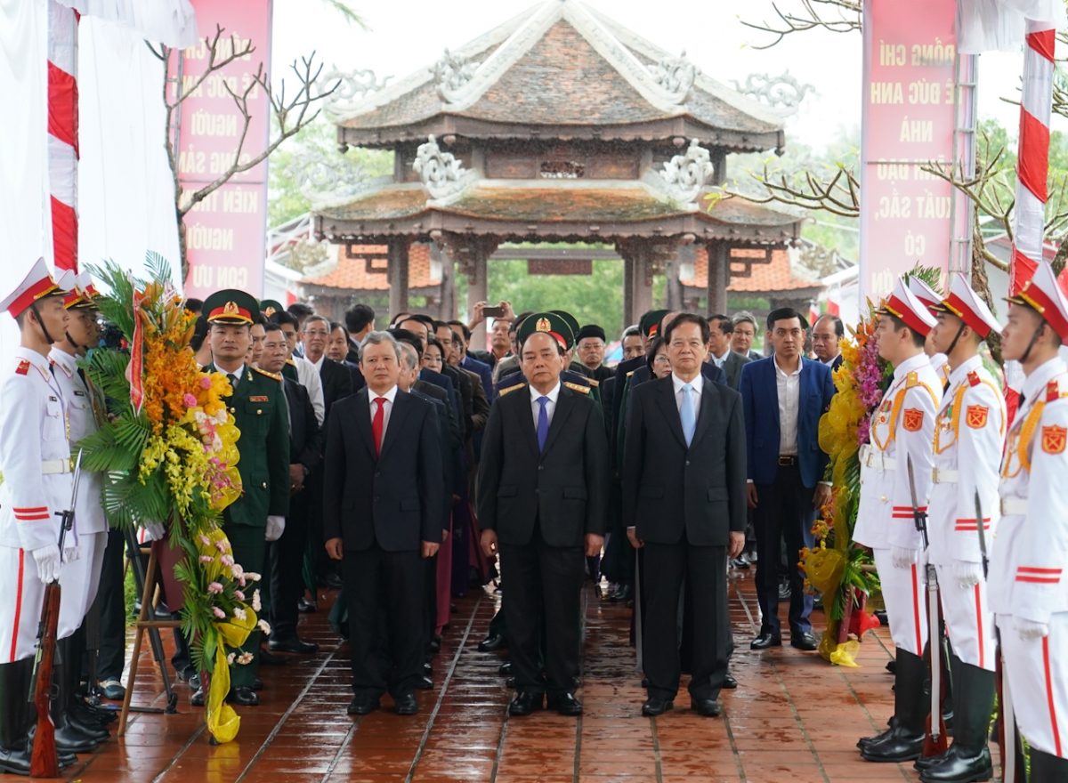 Tham gia đoàn có: nguyên Thủ tướng Nguyễn Tấn Dũng; Ủy viên Bộ Chính trị, Bí thư Trung ương Đảng, Trưởng Ban Tuyên giáo Trung ương Võ Văn Thưởng; Ủy viên Bộ Chính trị, Bộ trưởng Quốc phòng, Đại tướng Ngô Xuân Lịch; Bí thư Trung ương Đảng, Chủ tịch Ủy ban Trung ương MTTQ Việt Nam Trần Thanh Mẫn; Phó Chủ tịch nước Đặng Thị Ngọc Thịnh; Bộ trưởng Chủ nhiệm Văn phòng Chính phủ Mai Tiến Dũng; Bộ trưởng Văn hóa, Thể thao và Du lịch Nguyễn Ngọc Thiện.