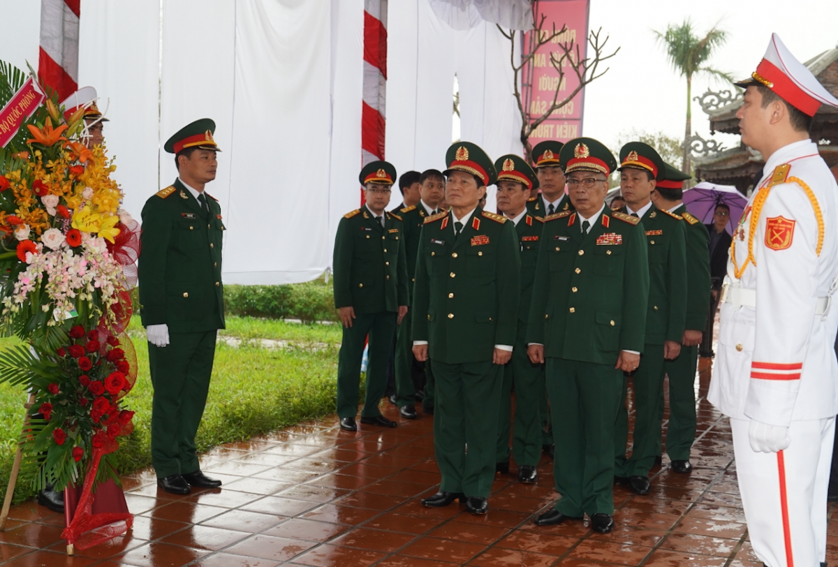 Đoàn đại biểu Bộ Quốc phòng dâng hương tưởng niệm Đại tướng Lê Đức Anh