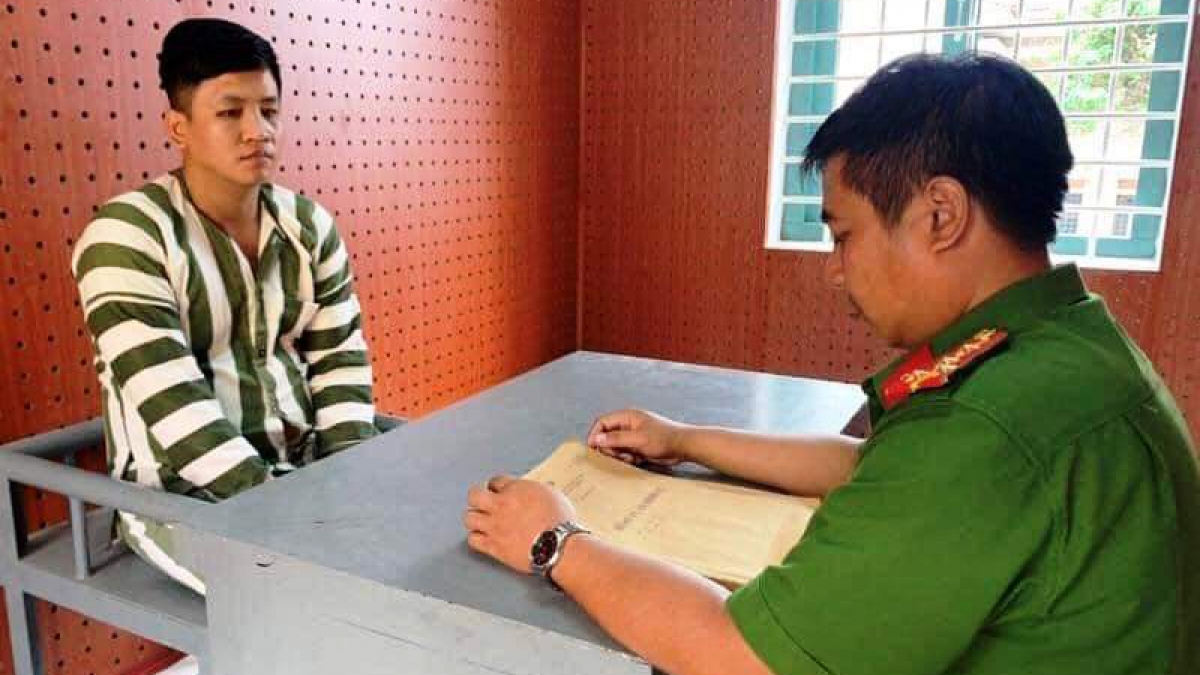 Lê Tấn Thành tại cơ quan công an