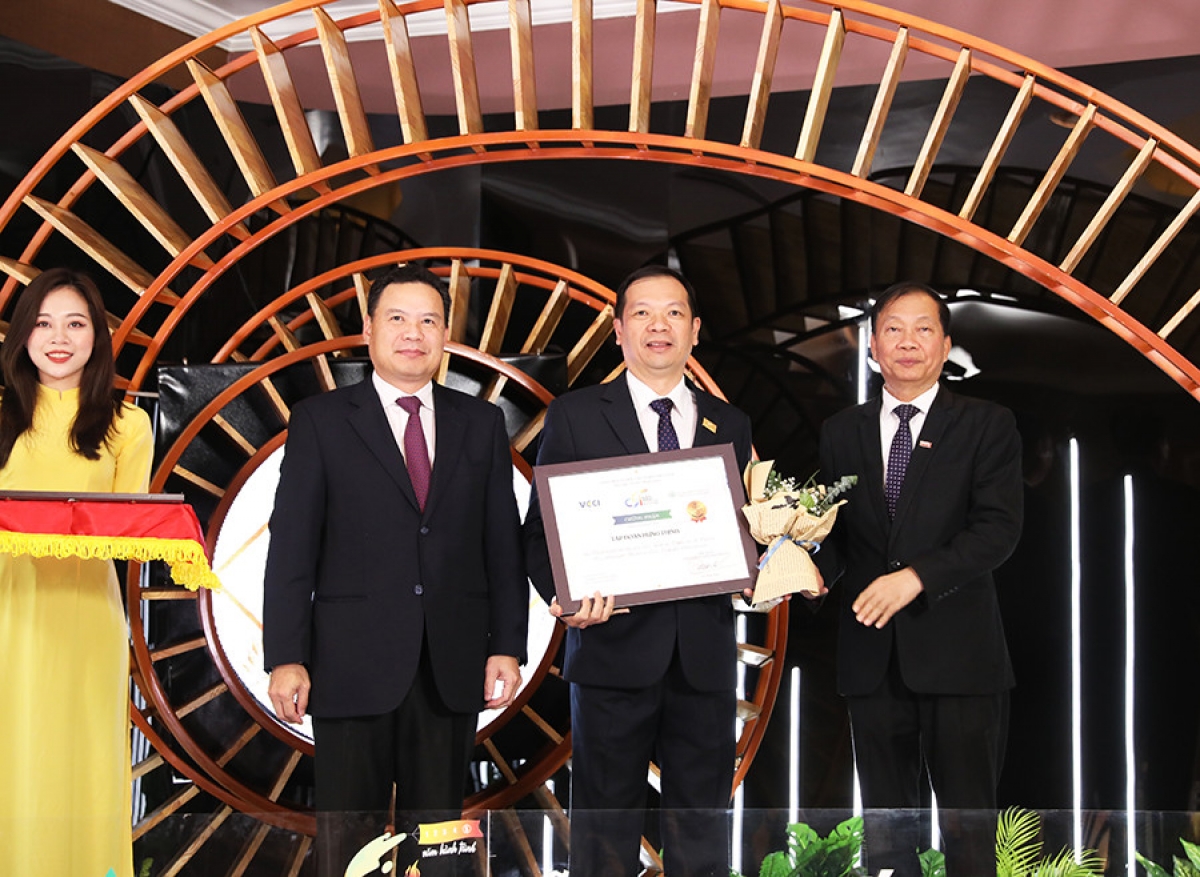 Ông Phạm Thanh Hùng - Phó Chủ tịch kiêm Phó Tổng Giám đốc Tập đoàn Hưng Thịnh nhận chứng nhận Top 10 doanh nghiệp bền vững tại Việt Nam 2020 từ từ Thứ trưởng Bộ Lao động Thương binh và Xã hội - ông Lê Văn Thanh (bên trái) và Ông Hoàng Quang Phòng - Phó Chủ tịch VCCI (bên phải).