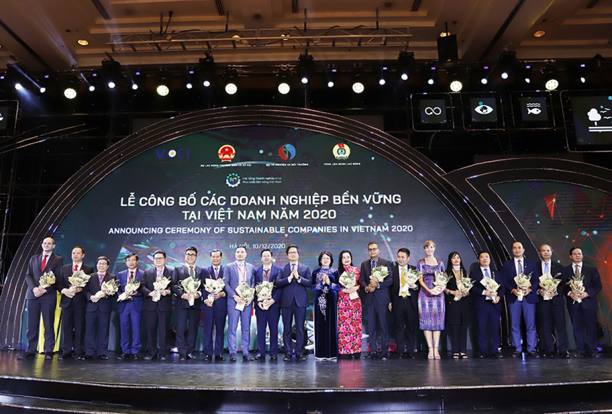 Phó Chủ tịch nước Đặng Thị Ngọc Thịnh tặng hoa chúc mừng Top 10 doanh nghiệp bền vững trong lĩnh vực Thương mại – Dịch vụ và Top 10 trong lĩnh vực sản xuất.