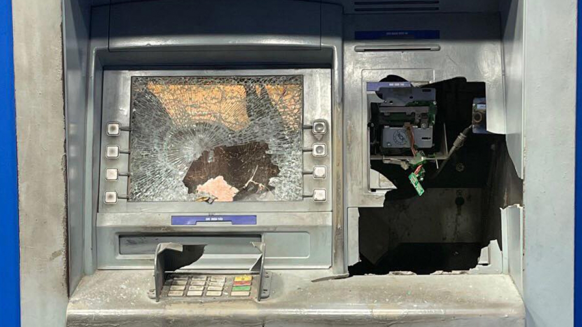 Máy ATM bị đập nát.