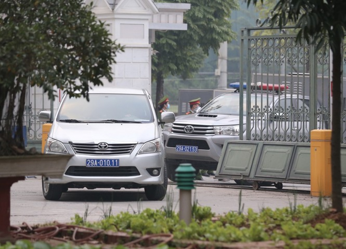 Xe chở các bị cáo có mặt tại tòa từ sáng sớm.
