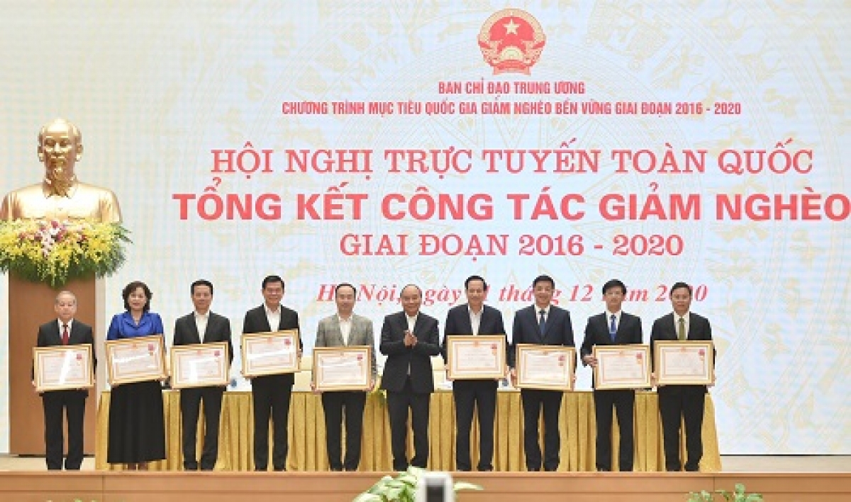 Thủ tướng trao Huân chương Lao động cho các cá nhân có thành tích xuất sắc trong công tác giảm nghèo.