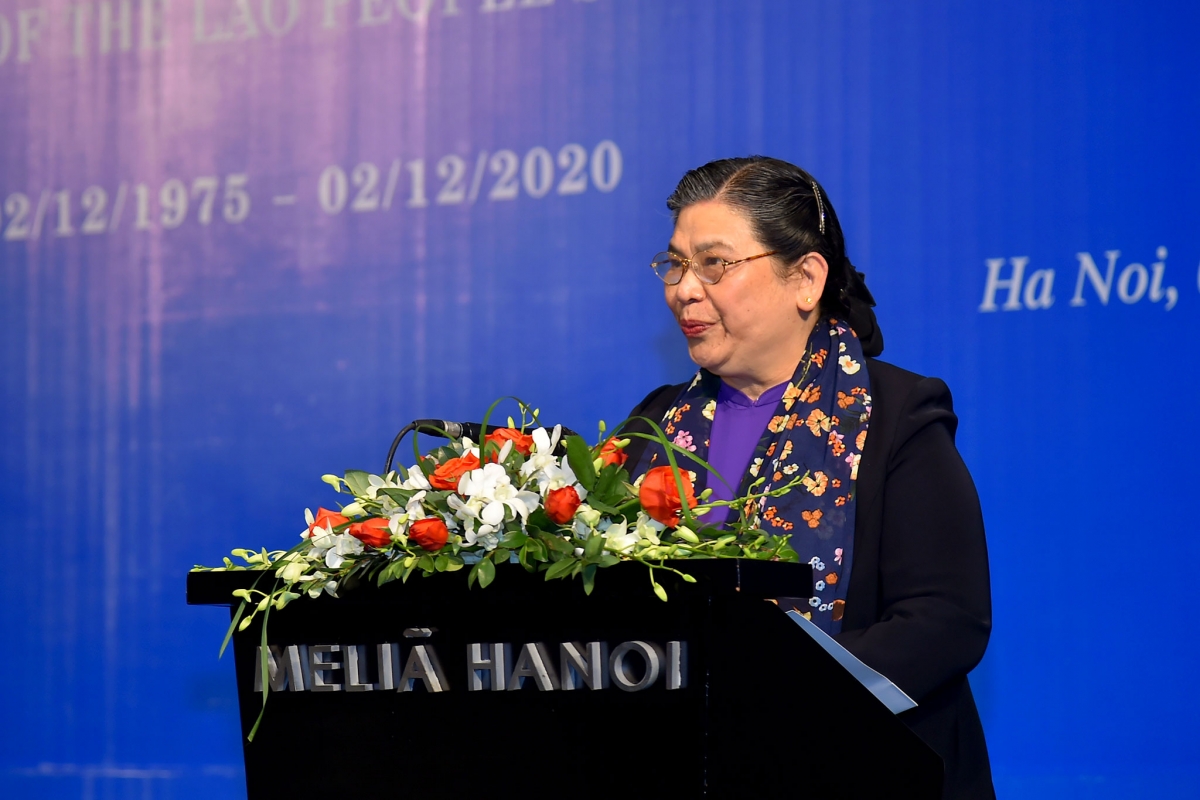 Phó Chủ tịch Thường trực Quốc hội Tòng Thị Phóng chúc mừng những thắng lợi to lớn và toàn diện của Lào trong 45 năm qua.