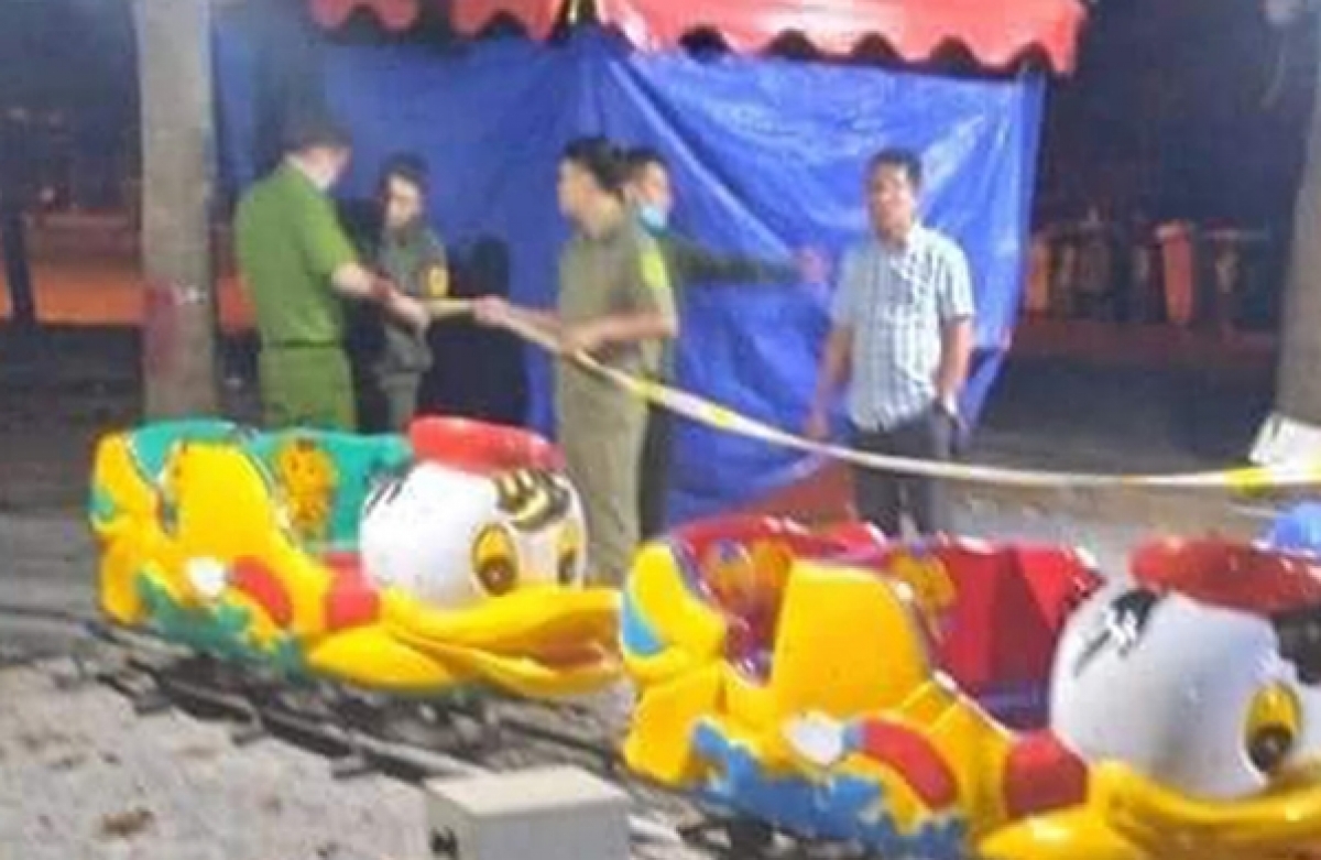 Công an khám nghiệm hiện trường vụ việc.