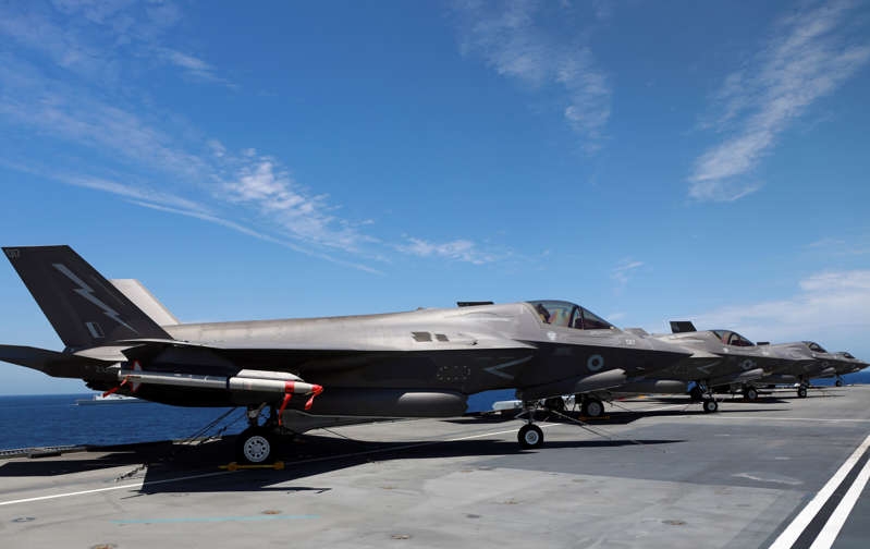 Tiêm kích F-35B trên boong tàu sân bay HMS Queen Elizabeth ngoài khơi Bồ Đào Nha. Ảhh: Reuters
