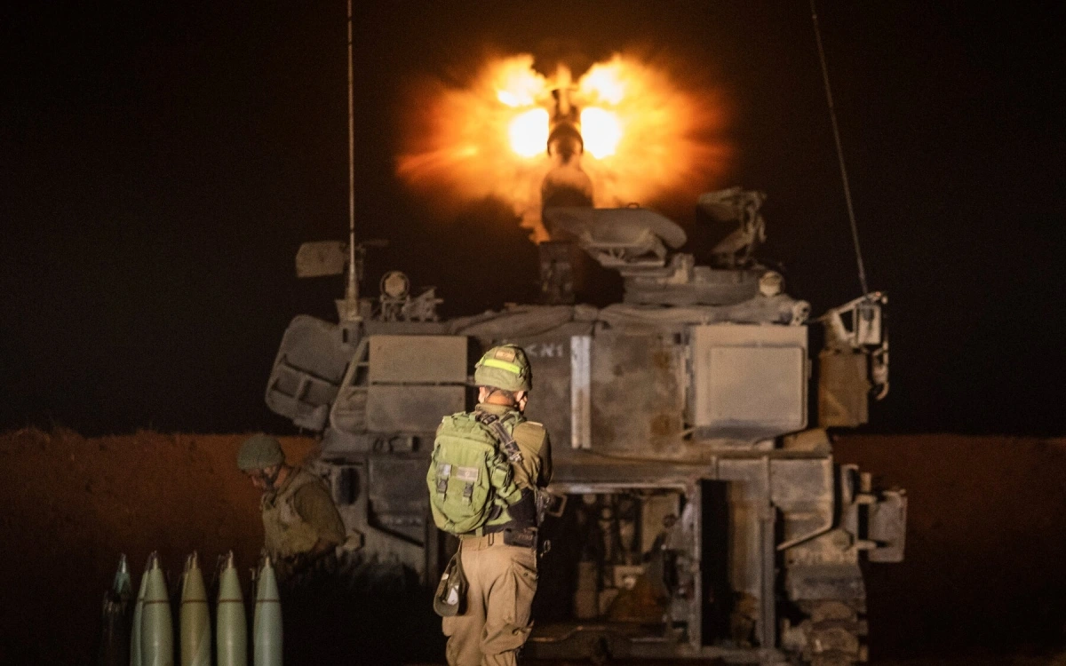 Khoảnh khắc lục quân Israel nã pháo vào Gaza trước đây. Ảnh: Nytimes.