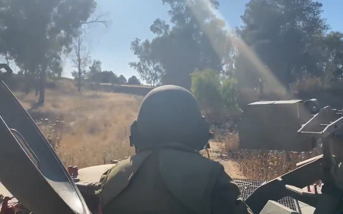 Một chiếc xe thiết giáp Israel tiến về Gaza. Ảnh: IDF.