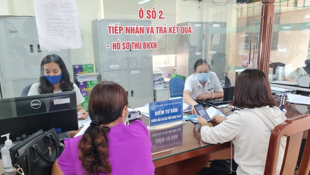 Thủ tục gộp sổ BHXH bao gồm: tờ khai tham gia, điều chỉnh thông tin BHXH; sổ BHXH (tất cả các sổ); bảng kê thông tin. Hồ sơ được nộp cho người sử dụng lao động nơi làm việc hoặc trực tiếp nộp tại cơ quan BHXH nơi tham gia bảo hiểm.