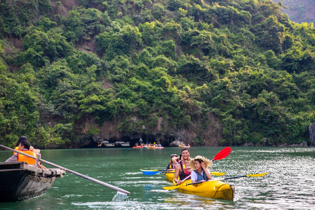 Từ trước đến nay, hoạt động chèo thuyền kayak được nhiều du khách yêu thích lựa chọn trên các vịnh thuộc quần đảo Cát Bà