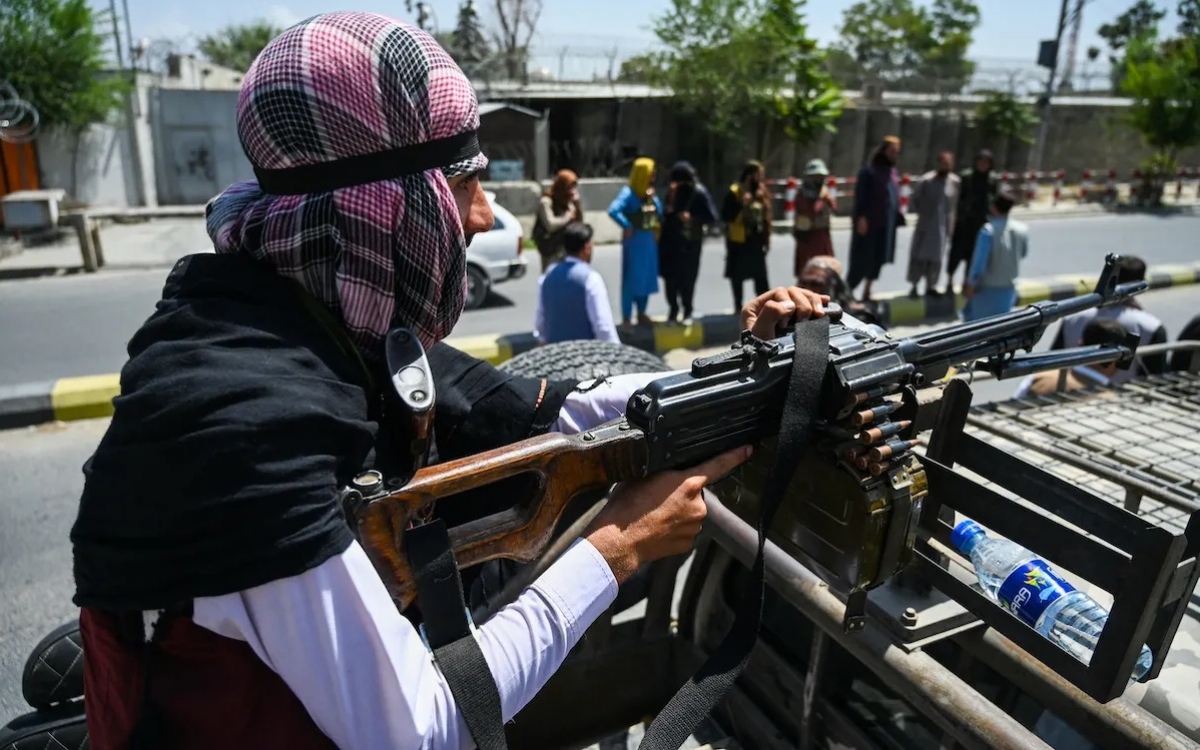 Chiến binh Taliban bên súng máy. Ảnh: AFP.