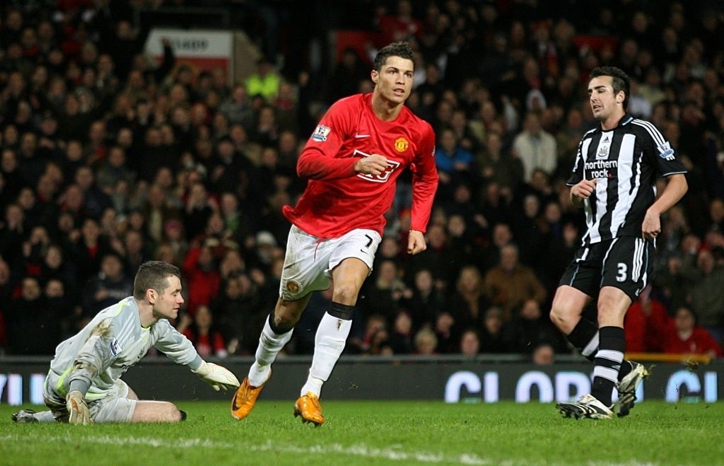 Ronaldo ăn mừng sau hat-trick vào lưới Newcastle 14 năm trước. (Ảnh: Getty). 