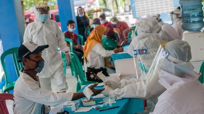 Nhân viên y tế Indonesia. Ảnh: CNN.