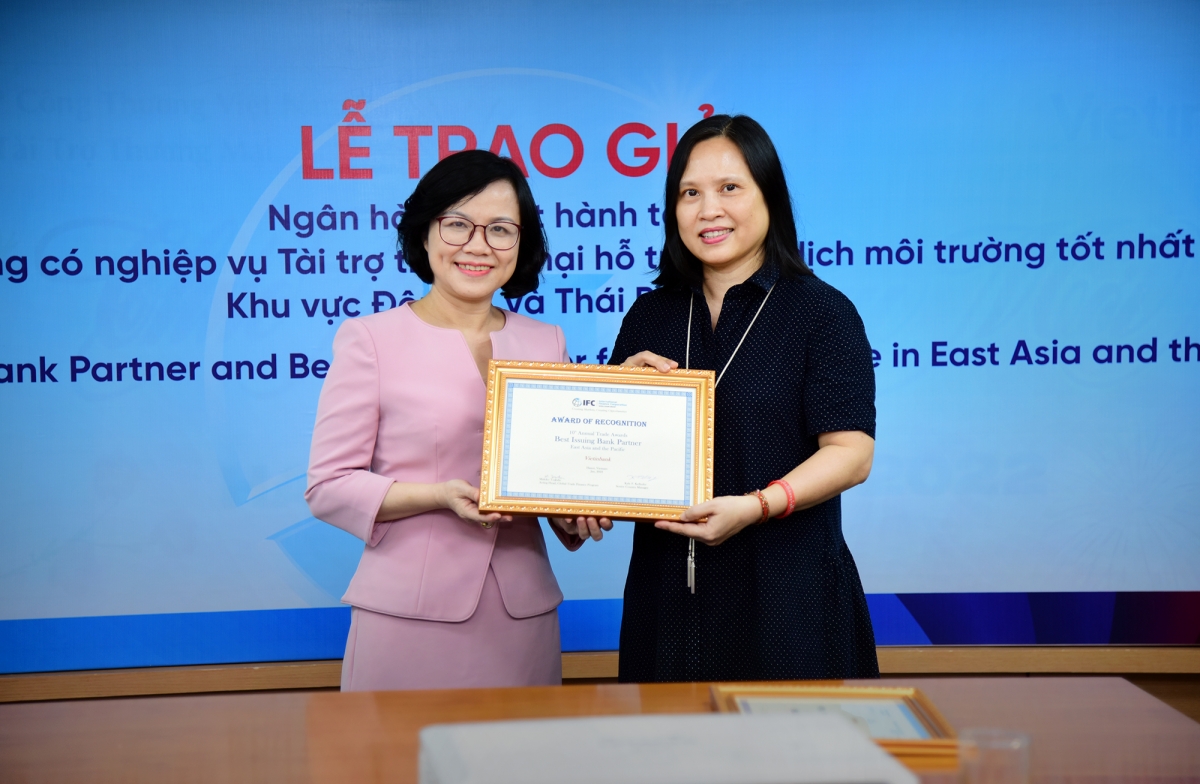 Đại diện IFC trao Giải thưởng “Ngân hàng phát hành tốt nhất Khu vực Đông Á - Thái Bình Dương 2022” cho VietinBank.