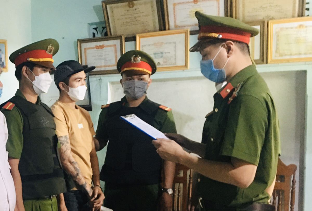 Cơ quan CSĐT Công an TX.Đông Hòa (Phú Yên) đọc lệnh bắt tạm giam đối với Nguyễn Tiến Nam.