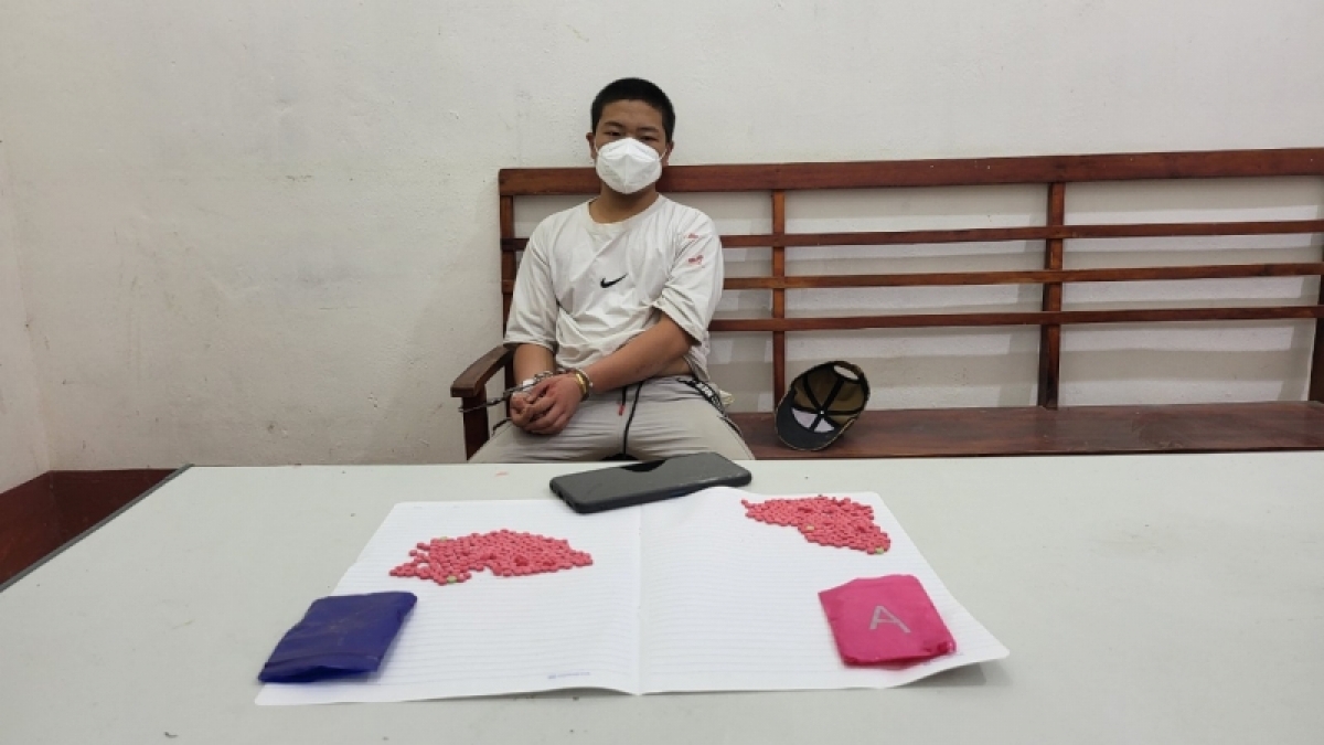 Đối tượng Vàng A Dơ và tang vật vụ án.