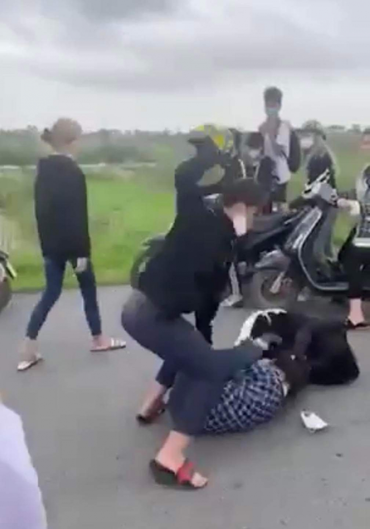 Nữ sinh bị đánh hội đồng giữa đường (Ảnh cắt từ clip)