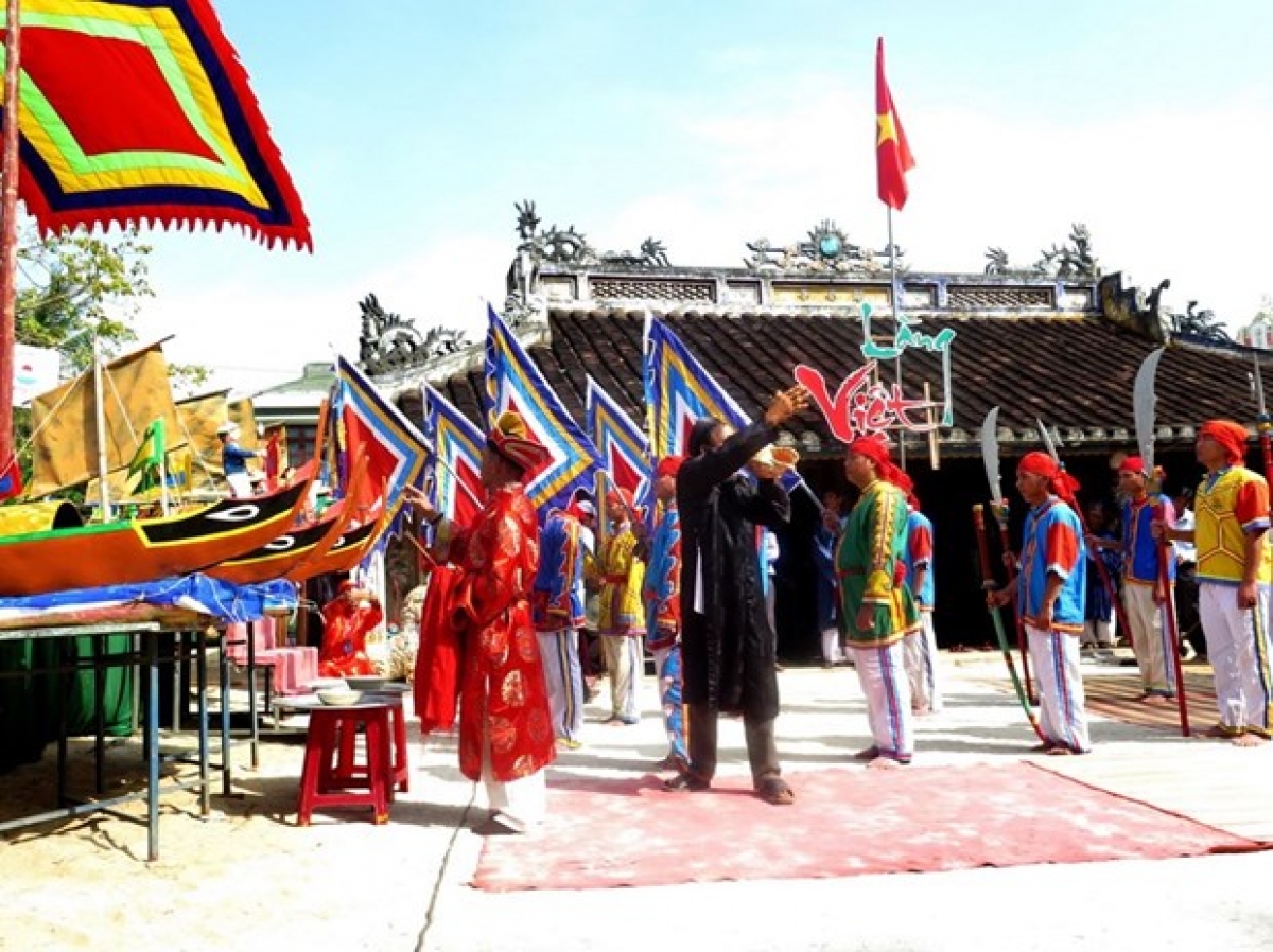 Lễ Khao lề thế lính Hoàng Sa nhằm tái hiện, khắc họa hình ảnh đội hùng binh Hoàng Sa năm xưa vâng lệnh vua dong thuyền ra đo đạc thủy trình, xác lập chủ quyền biển đảo thiêng liêng của Tổ quốc. (Ảnh: Phước Ngọc/TTXVN)
