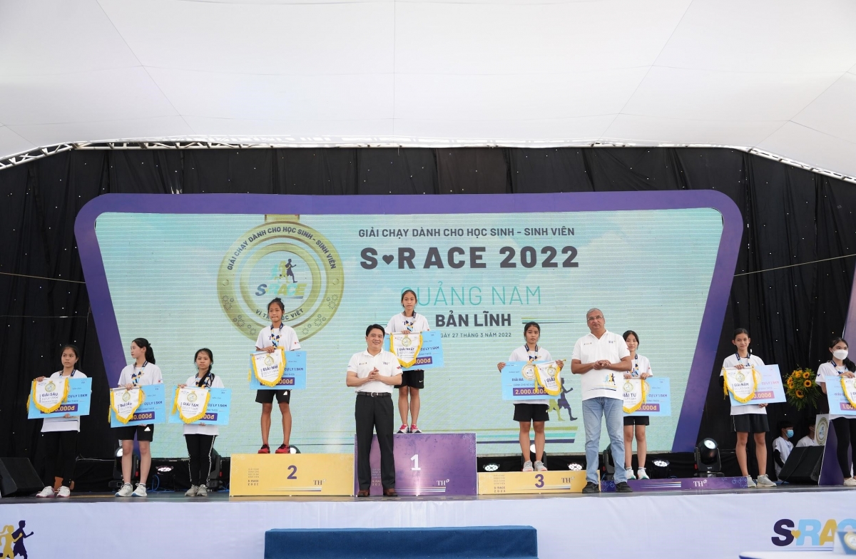 Đại diện Tập đoàn TH (hàng trước, bên phải) trao giải cho các học sinh đạt giải tại cuộc thi S-Race 2022.
