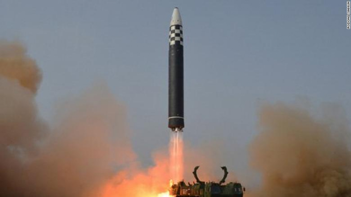 Hình ảnh về vụ phóng tên lửa Hwasong-17 do truyền thông Triều Tiên đăng tải.