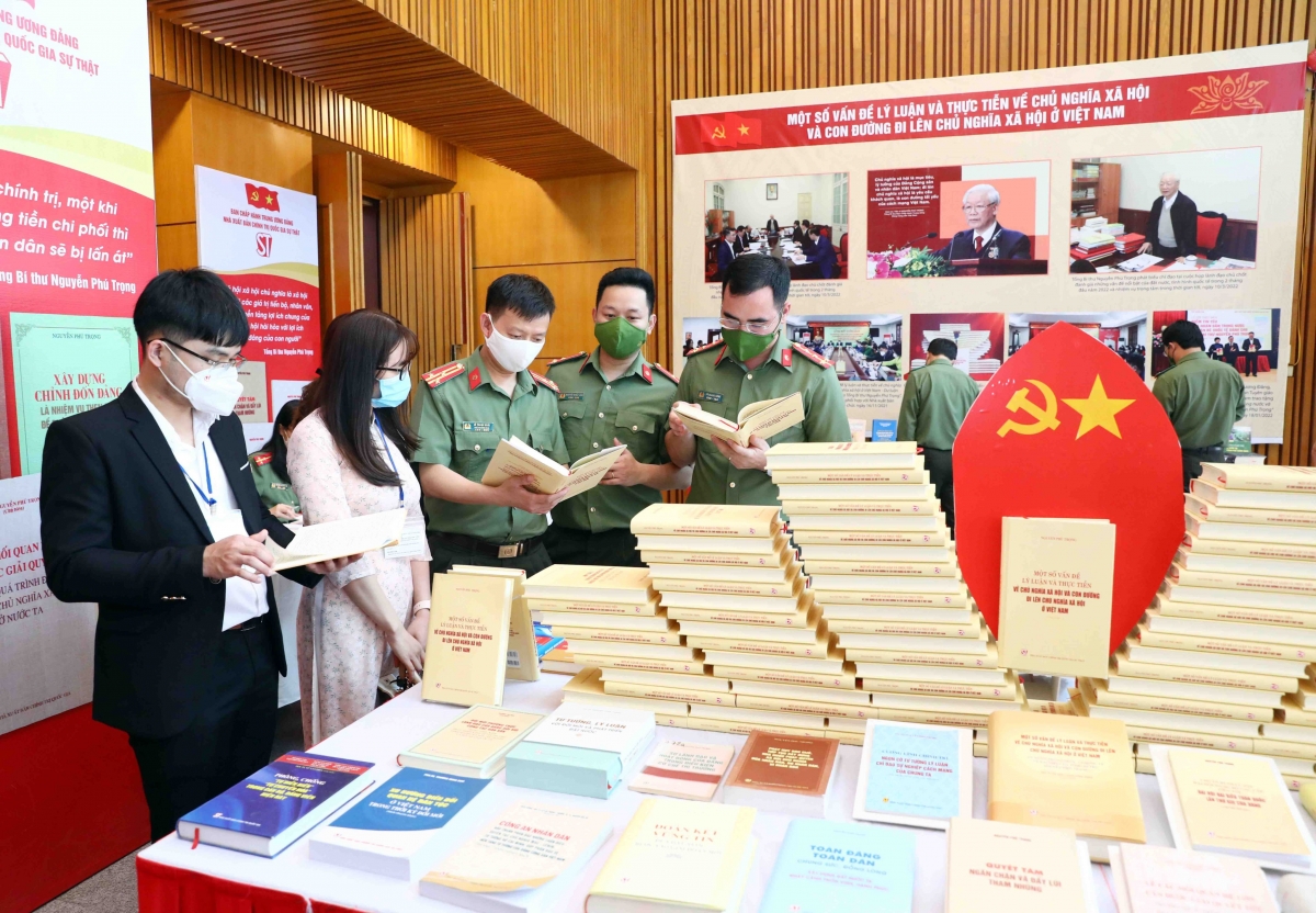 Các đại biểu tham quan khu trưng bày giới thiệu tác phẩm của Tống Bí thư.