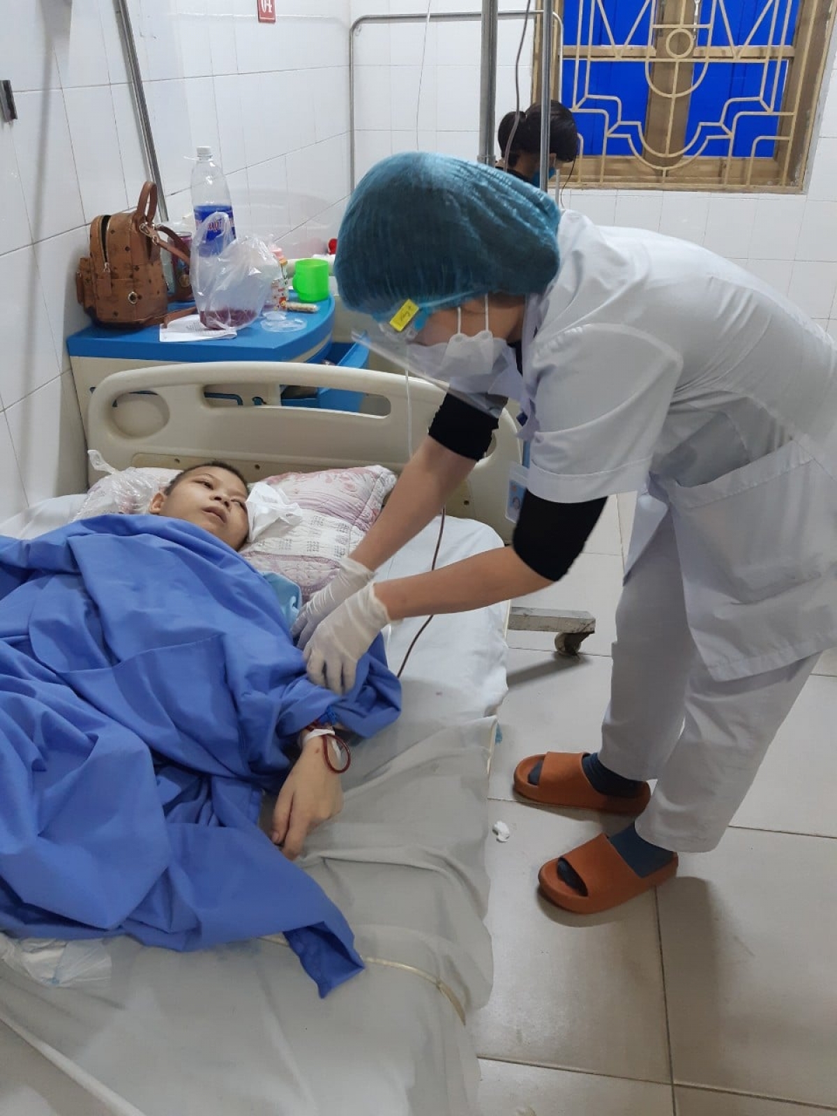 Sản phụ Bàn Thị Diện lúc được truyền máu.