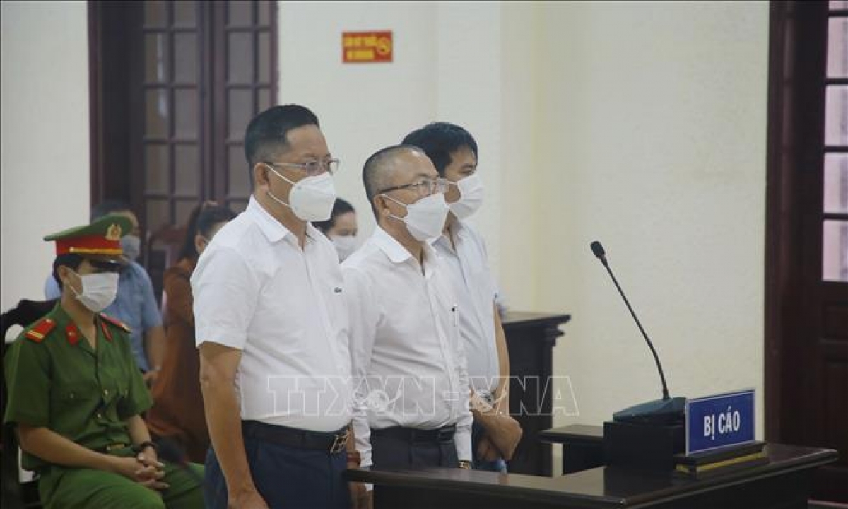 Ba bị cáo Lê Anh Dũng, Phan Bùi Bảo Thi và Nguyễn Huy tại phiên tòa xét xử sơ thẩm vụ án 