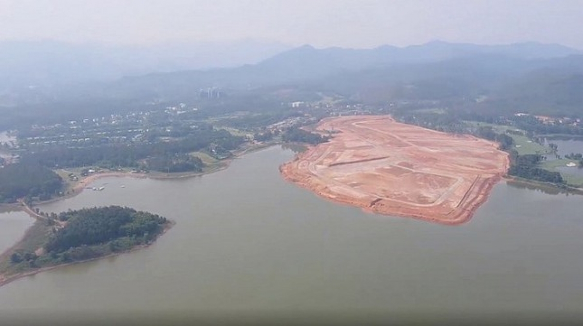 Hồ Đại Lải (tỉnh Vĩnh Phúc) đang bị nhiều doanh nghiệp đổ đất, san lấp để xây biệt thự, sân golf gây bức xúc dư luận. (Ảnh: Đ. P/Tien phong)